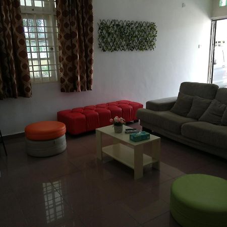 The Garden Vacation Home Lumut Luaran gambar