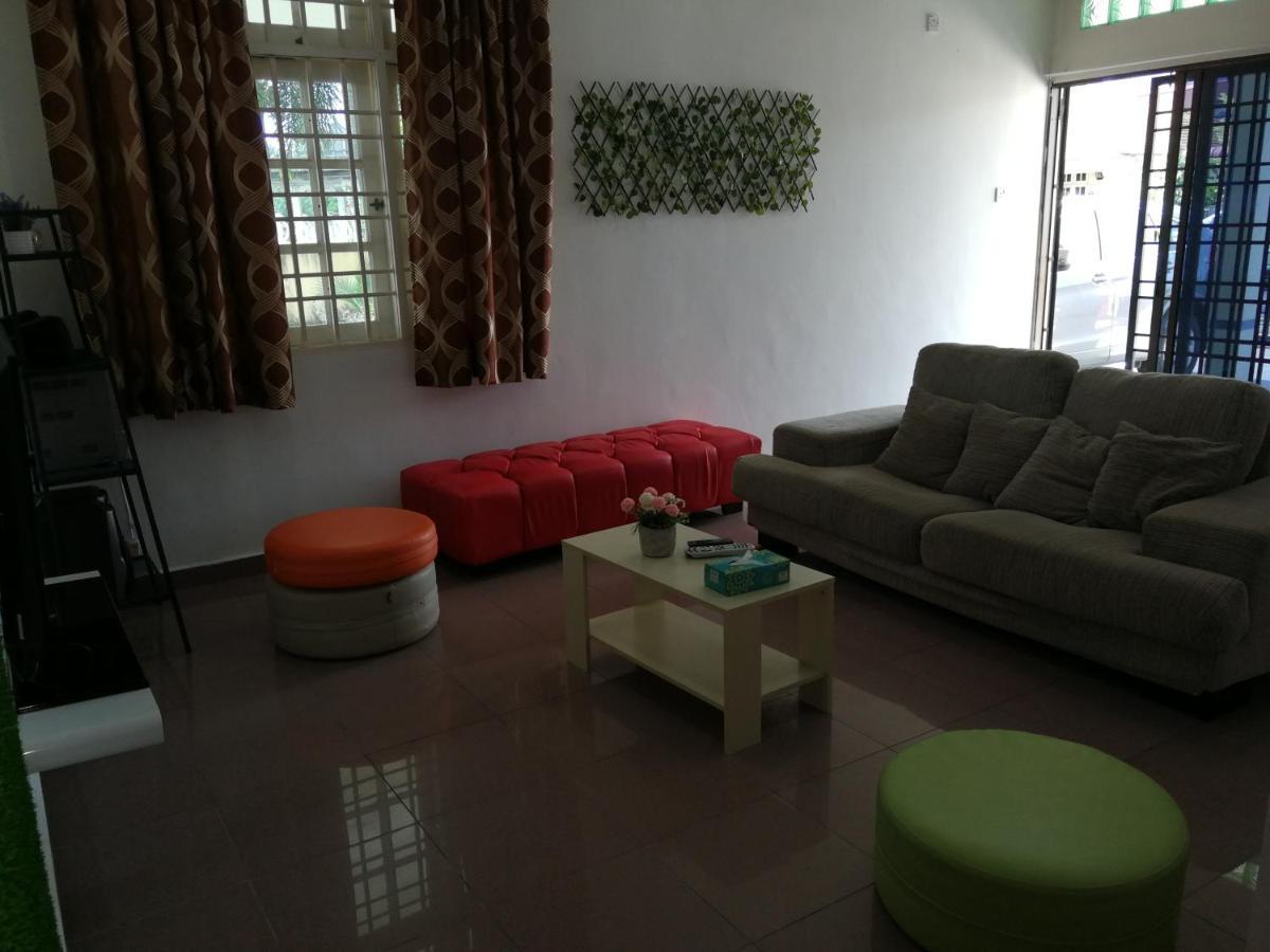 The Garden Vacation Home Lumut Luaran gambar