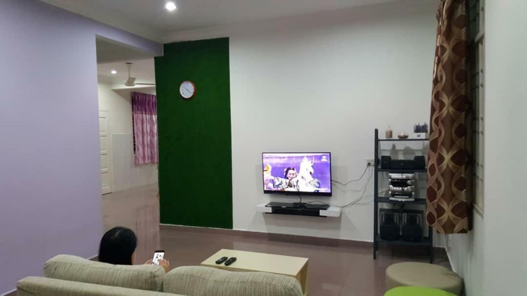 The Garden Vacation Home Lumut Luaran gambar