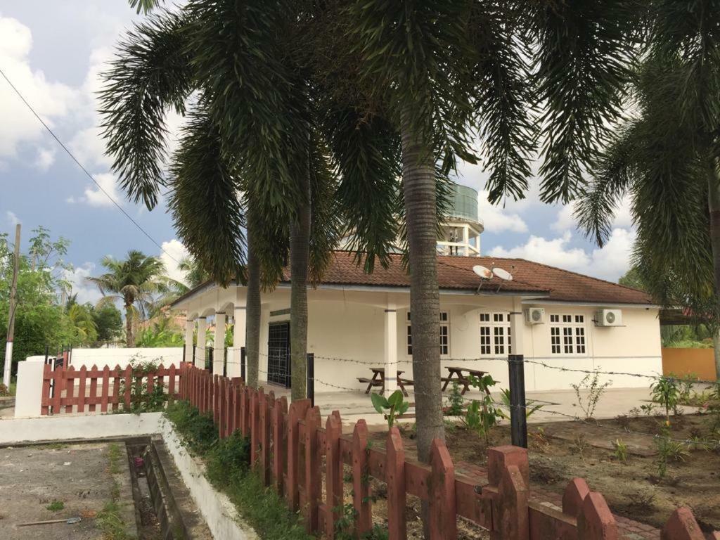 The Garden Vacation Home Lumut Luaran gambar