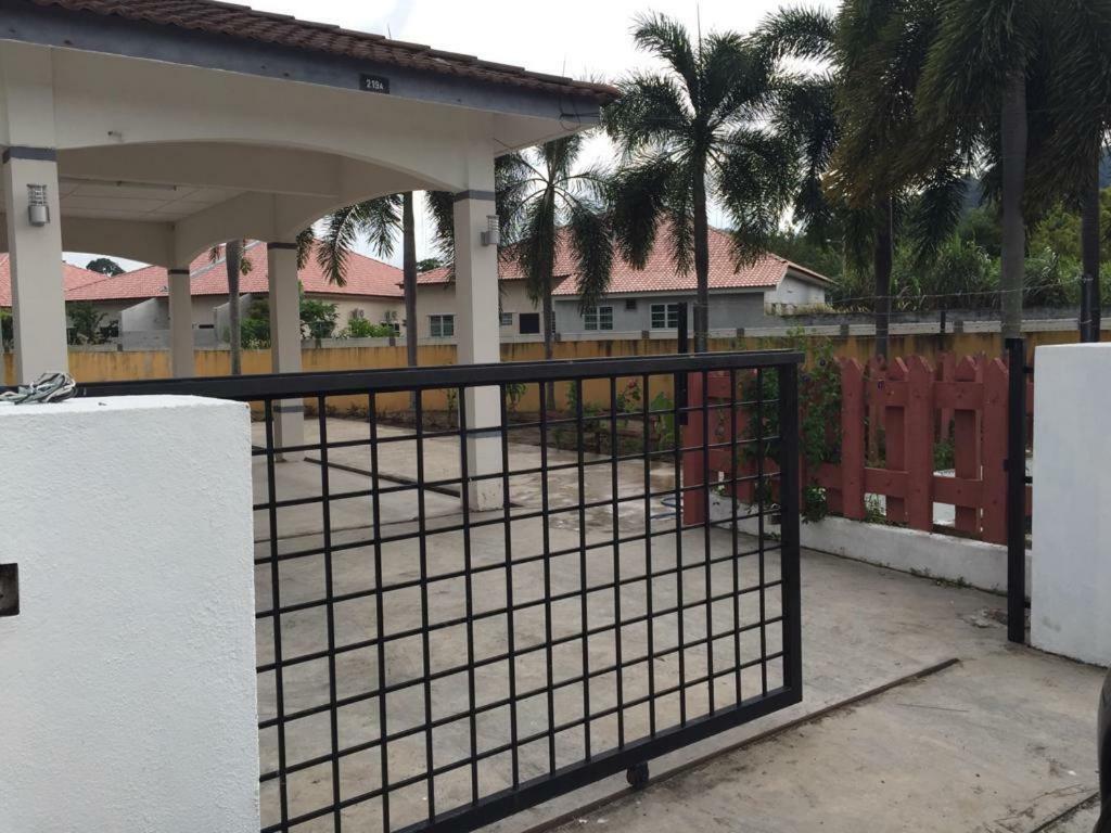 The Garden Vacation Home Lumut Luaran gambar