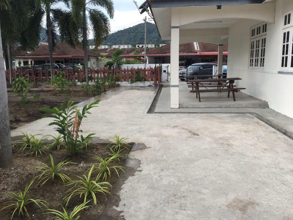 The Garden Vacation Home Lumut Luaran gambar