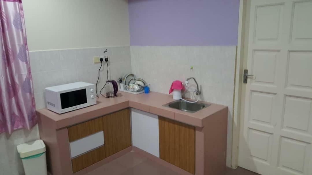 The Garden Vacation Home Lumut Luaran gambar